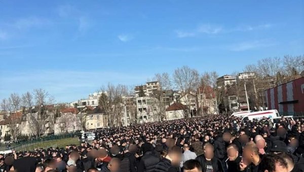 ГРОБАРИ НАПРАВИЛИ ИНЦИДЕНТ ПРЕД ВЕЧИТИ ДЕРБИ: Навијачи Партизана ломили столице на Маракани уочи утакмице ГРОБАРИ НАПРАВИЛИ ИНЦИДЕНТ ПРЕД ВЕЧИТИ ДЕРБИ: Навијачи Партизана ломили столице на Маракани уочи утакмице