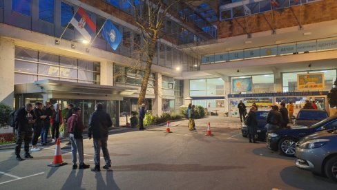 PROPAO PROTEST PODRŠKE BRESKVICI: Nigde fanova, ispred RTS se pojavili samo novinari (FOTO) PROPAO PROTEST PODRŠKE BRESKVICI: Nigde fanova, ispred RTS se pojavili samo novinari (FOTO)