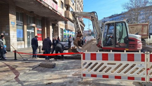 MAŠINE KOPAJU U DEČANSKOJ: Počela sanacija kvara na kanalizacionoj mreži u centru grada, saobraćaj obustavljen do utorka