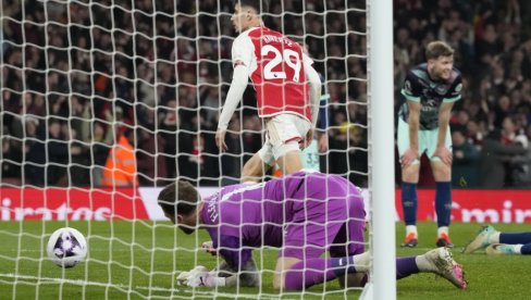 PREMIJER LIGA SVE NEVEROVATNIJA: Arsenal preuzeo prvo mesto posle drame (VIDEO)