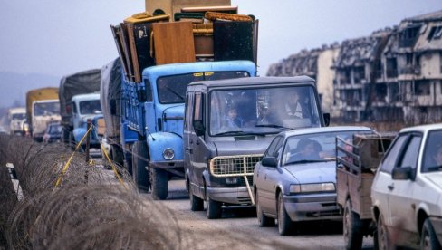 KOSTI KĆERI I SINOVA SRPSKE MAJKE IZNOSILE IZ SARAJEVA: Egzodus Srba iz grada na Miljacki KOSTI KĆERI I SINOVA SRPSKE MAJKE IZNOSILE IZ SARAJEVA: Egzodus Srba iz grada na Miljacki