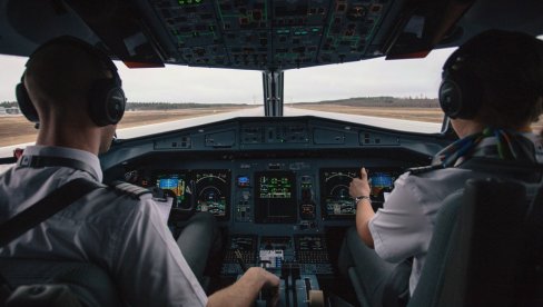 ОБА ПИЛОТА ЗАСПАЛА ЗА КОМАНДАМА: Изгледа да се и то дешава - Авион пун путника без капетана провео 30 минута