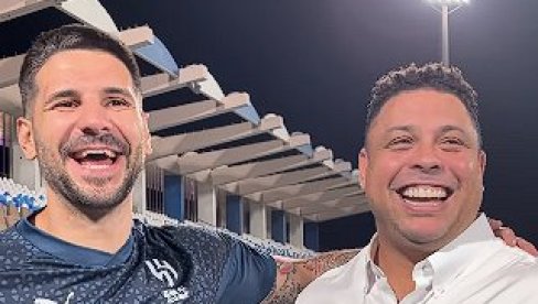 SUSRET LEGENDI! Aleksandar Mitrović u zagrljaju sa pravim Ronaldom (VIDEO) SUSRET LEGENDI! Aleksandar Mitrović u zagrljaju sa pravim Ronaldom (VIDEO)