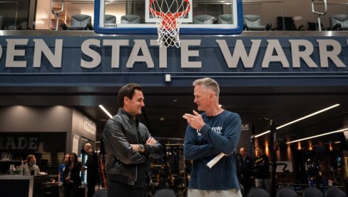 FEDERER NE MIRUJE: Švajcarac došao na NBA meč i ukrao šou zvezdama (FOTO/VIDEO) FEDERER NE MIRUJE: Švajcarac došao na NBA meč i ukrao šou zvezdama (FOTO/VIDEO)