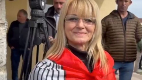 ЈА ВОЛИМ СРБИЈУ И СВОЈ НАРОД: Памбуковичанка дочекала председника Вучића огрнута српском тробојком (ВИДЕО) ЈА ВОЛИМ СРБИЈУ И СВОЈ НАРОД: Памбуковичанка дочекала председника Вучића огрнута српском тробојком (ВИДЕО)