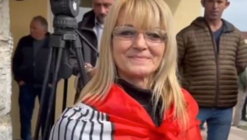 JA VOLIM SRBIJU I SVOJ NAROD: Pambukovičanka dočekala predsednika Vučića ogrnuta srpskom trobojkom (VIDEO) JA VOLIM SRBIJU I SVOJ NAROD: Pambukovičanka dočekala predsednika Vučića ogrnuta srpskom trobojkom (VIDEO)