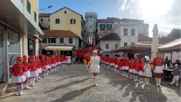 ХЕРЦЕГНОВЉАНИ НА ФЕСТИВАЛУ У ИТАЛИЈИ: Град представљају музика и мажоретке