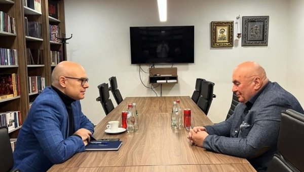 ВУЧЕВИЋ СА ПАЛМОМ: Заједничка борба за слободну Србију ВУЧЕВИЋ СА ПАЛМОМ: Заједничка борба за слободну Србију