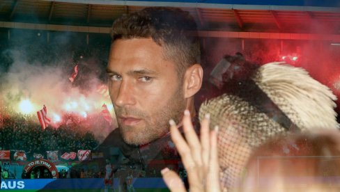 TOŠIĆ NA MARAKANI: Vidite sa kim je bodrio Crvenu zvezdu - svi gledali u njih (FOTO) TOŠIĆ NA MARAKANI: Vidite sa kim je bodrio Crvenu zvezdu - svi gledali u njih (FOTO)