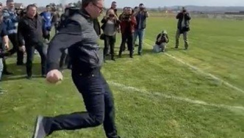 VUČIĆ NA FUDBALSKOM TERENU: Najlepše je sa meštanima Pambukovice (VIDEO) VUČIĆ NA FUDBALSKOM TERENU: Najlepše je sa meštanima Pambukovice (VIDEO)