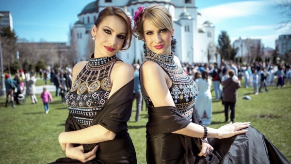 СЕСТРЕ ГОБОВИЋ У ВЕЛИКОМ ИНТЕРВЈУУ ЗА НОВОСТИ: Наши гласови нас природно вуку ка извору (ФОТО) СЕСТРЕ ГОБОВИЋ У ВЕЛИКОМ ИНТЕРВЈУУ ЗА НОВОСТИ: Наши гласови нас природно вуку ка извору (ФОТО)