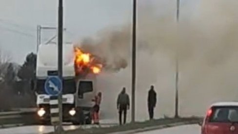 ВАТРА И ГУСТ ДИМ ПРЕКРИЛИ НЕБО: Запалио се камион код Лајковца (ВИДЕО)