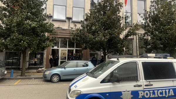ДОЈАВА О БОМБИ У ВИШЕМ СУДУ У ПОДГОРИЦИ: Полиција на лицу места (ВИДЕО) ДОЈАВА О БОМБИ У ВИШЕМ СУДУ У ПОДГОРИЦИ: Полиција на лицу места (ВИДЕО)