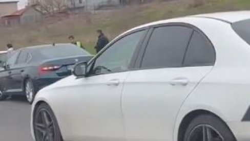 PRVI SNIMAK LANČANOG SUDARA NA MOKROLUŠKOM BRDU: Automobili oštećeni, na putu branik i delovi vozila (VIDEO) PRVI SNIMAK LANČANOG SUDARA NA MOKROLUŠKOM BRDU: Automobili oštećeni, na putu branik i delovi vozila (VIDEO)