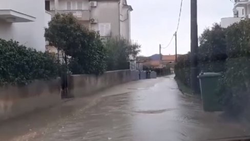 УЛИЦЕ ПОПЛАВЉЕНЕ, АУТОМОБИЛИ У ГАРАЖАМА ОСТАЛИ У ВОДИ: Стравично невреме погодило Хрватску, јак олујни ветар носио све пред собом (ВИДЕО)