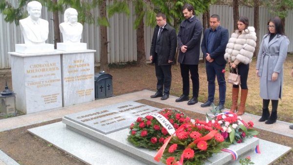 ПОЛОЖЕНИ ВЕНЦИ У ДВОРИШТУ ПОРОДИЧНЕ КУЋЕ: У Пожаревцу обележено 18 година од смрти Милошевића ПОЛОЖЕНИ ВЕНЦИ У ДВОРИШТУ ПОРОДИЧНЕ КУЋЕ: У Пожаревцу обележено 18 година од смрти Милошевића