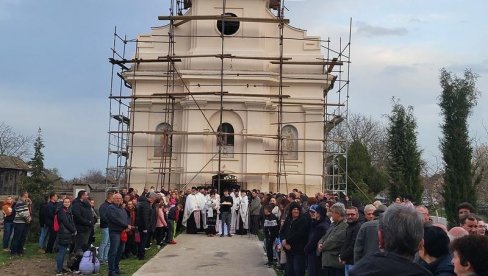 OBNAVLJAJU CRKVU, OSVEŠTALI KRST: U susret obeležavanju 200 godina od izgradnje hrama u selu Lok, nedaleko od Titela OBNAVLJAJU CRKVU, OSVEŠTALI KRST: U susret obeležavanju 200 godina od izgradnje hrama u selu Lok, nedaleko od Titela