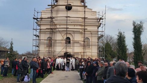 OBNAVLJAJU CRKVU, OSVEŠTALI KRST: U susret obeležavanju 200 godina od izgradnje hrama u selu Lok, nedaleko od Titela