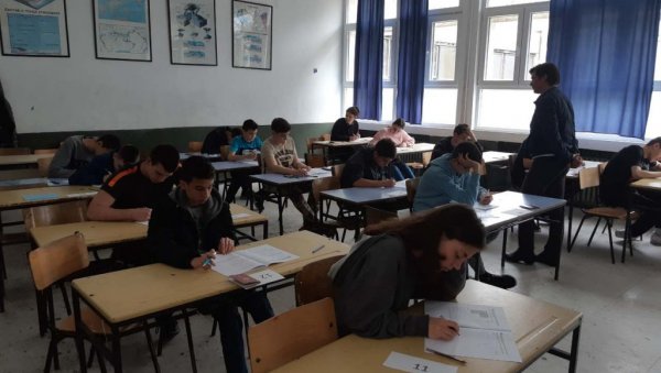 КАЗНЕ ЗА ПРЕПИСИВАЊЕ: Три нова правилника у сусрет полагању екстерне матуре КАЗНЕ ЗА ПРЕПИСИВАЊЕ: Три нова правилника у сусрет полагању екстерне матуре