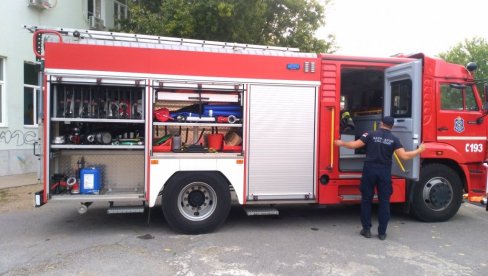 POŽAR U BEČMENU: Muškarac zadobio opekotine, prevezen u Klinički centar Srbije