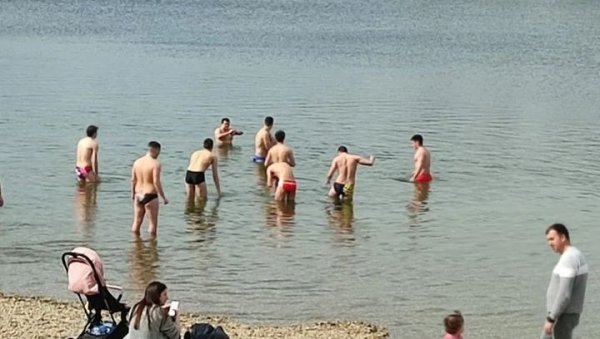 МАРТОВСКО КУПАЊЕ НА АДИ: Најхрабрији јуче ускочили у Савско језеро МАРТОВСКО КУПАЊЕ НА АДИ: Најхрабрији јуче ускочили у Савско језеро