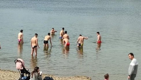 MARTOVSKO KUPANJE NA ADI: Najhrabriji juče uskočili u Savsko jezero MARTOVSKO KUPANJE NA ADI: Najhrabriji juče uskočili u Savsko jezero