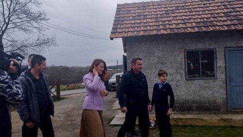 ОДЛУЧНИ ДА ОСТАНУ НА КИМ СА ЧЕТВОРО ДЕЦЕ: Стојковићева посетила породицу Коматовић у Истоку којој је Канцеларија за КиМ саградила кућу ОДЛУЧНИ ДА ОСТАНУ НА КИМ СА ЧЕТВОРО ДЕЦЕ: Стојковићева посетила породицу Коматовић у Истоку којој је Канцеларија за КиМ саградила кућу