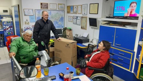 ЧЕПОВИМА КУПИЛИ 76. ПОМАГАЛО: Удружење „Параквад ВШ“ суграђанки донирало инвалидска колица ЧЕПОВИМА КУПИЛИ 76. ПОМАГАЛО: Удружење „Параквад ВШ“ суграђанки донирало инвалидска колица