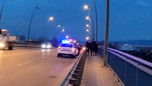 ZAUSTAVIO JE AUTOMOBIL NA SREDINI MOSTA I SKOČIO U VODU: Očevidac iz Novog Sada za Novosti (VIDEO) ZAUSTAVIO JE AUTOMOBIL NA SREDINI MOSTA I SKOČIO U VODU: Očevidac iz Novog Sada za Novosti (VIDEO)