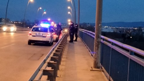 PREGOVARAO SA POLICIJOM PA SKOČIO SA MOSTA: Prve slike sa Temerinskog mosta u Novom Sadu (FOTO)