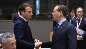 МЕДВЕДЕВ НА ФРАНЦУСКОМ ПОНИЗИО МАКРОНА: Понесите неколико пари боксерица, мирисаће баш јако МЕДВЕДЕВ НА ФРАНЦУСКОМ ПОНИЗИО МАКРОНА: Понесите неколико пари боксерица, мирисаће баш јако