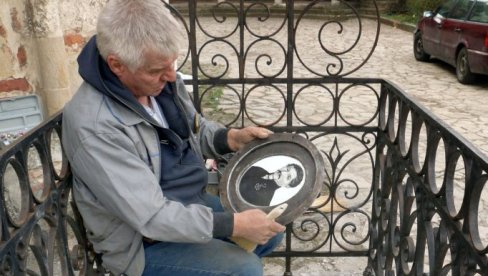 PRVA SANACIJA POSLE 180 GODINA: U toku restauracija nadgrobnog spomenika Dimitriju Davidoviću u Smederevu PRVA SANACIJA POSLE 180 GODINA: U toku restauracija nadgrobnog spomenika Dimitriju Davidoviću u Smederevu