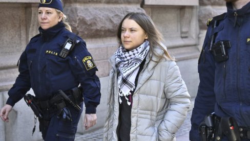 GRETA TUNBERG PONOVO SA LISICAMA NA RUKAMA: Sa demonstrantima blokirala jednu od prestoničkih raskrsnica GRETA TUNBERG PONOVO SA LISICAMA NA RUKAMA: Sa demonstrantima blokirala jednu od prestoničkih raskrsnica