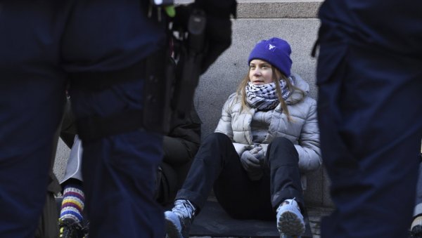 ГРЕТА ТУНБЕРГ ПОНОВО У АКЦИЈИ: Полиција је однела 20 метара од улаза у парламент који је претходно блокирала са другим демонстрантима ГРЕТА ТУНБЕРГ ПОНОВО У АКЦИЈИ: Полиција је однела 20 метара од улаза у парламент који је претходно блокирала са другим демонстрантима