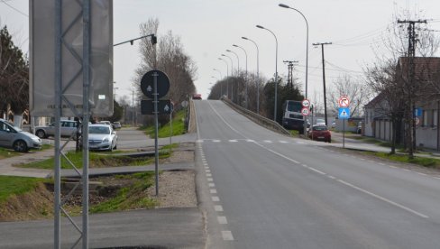 PEŠAČKIM MOSTOM PREKO BRZE PRUGE: Nadležni rešavaju veliki problem žitelja Inđije PEŠAČKIM MOSTOM PREKO BRZE PRUGE: Nadležni rešavaju veliki problem žitelja Inđije