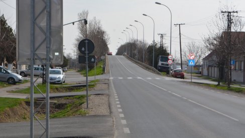 ПЕШАЧКИМ МОСТОМ ПРЕКО БРЗЕ ПРУГЕ: Надлежни решавају велики проблем житеља Инђије