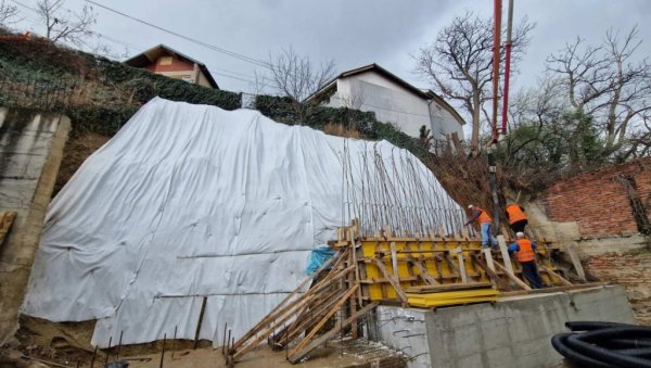 НОВИ ЗИД ЧУВА КУЋЕ: У Лесковцу пронађено решење за клизиште које се активирало током обилних падавина прошлог априла НОВИ ЗИД ЧУВА КУЋЕ: У Лесковцу пронађено решење за клизиште које се активирало током обилних падавина прошлог априла