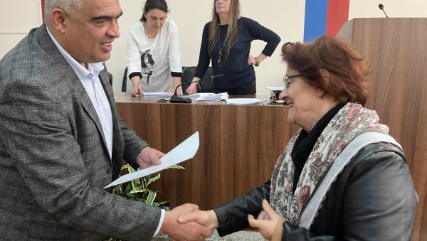 ЗАМЕНА ПРОЗОРА И ВРАТА: Младеновчанима уручени уговори за енергетску ефикасност ЗАМЕНА ПРОЗОРА И ВРАТА: Младеновчанима уручени уговори за енергетску ефикасност