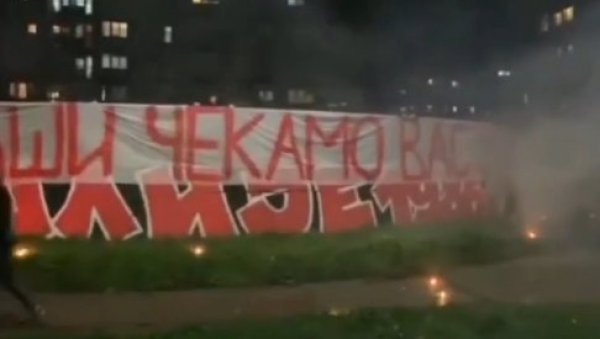 ВРЕЛА АТМОСФЕРА У НИШУ: Делије направиле перформанс пред Раднички, а послале поруку и пред гостовање Крагујевчана (ВИДЕО) ВРЕЛА АТМОСФЕРА У НИШУ: Делије направиле перформанс пред Раднички, а послале поруку и пред гостовање Крагујевчана (ВИДЕО)