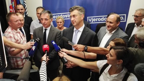 PUPOVAC DRŽI PLENKOVIĆA U NEIZVESNOSTI: Glavno izborno pitanje u Hrvatskoj - mogu li da sarađuju i uđu u koaliciju liderom Srba PUPOVAC DRŽI PLENKOVIĆA U NEIZVESNOSTI: Glavno izborno pitanje u Hrvatskoj - mogu li da sarađuju i uđu u koaliciju liderom Srba