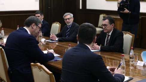VUČIĆ SA ROKFEJOM: Predsednik Srbije razgovara sa francuskim diplomatom (FOTO)
