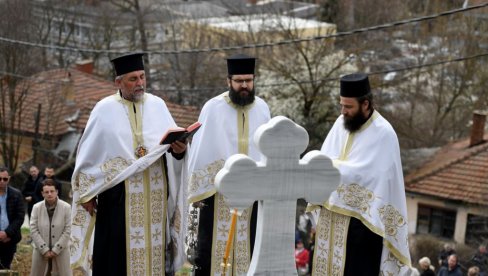 ВРАЋЕНИ ПОСМРТНИ ОСТАЦИ НА СТАРО СРПСКО ГРОБЉЕ У КОСОВСКОЈ МИТРОВИЦИ: Парастос и помен служио митровачки свештеник Милија Арсић (ФОТО)