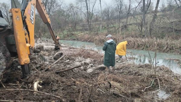 ПОПРАВКА ЦЕВОВОДА У ТОКУ: Због квара, четири параћинска села без воде (ФОТО) ПОПРАВКА ЦЕВОВОДА У ТОКУ: Због квара, четири параћинска села без воде (ФОТО)
