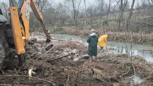 ПОПРАВКА ЦЕВОВОДА У ТОКУ: Због квара, четири параћинска села без воде (ФОТО)