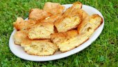 ČESTO ĆETE DA JE PRAVITE: Brzinska gibanica od kora za pitu, zalivenih kefirom ČESTO ĆETE DA JE PRAVITE: Brzinska gibanica od kora za pitu, zalivenih kefirom