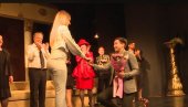 PROSIDBA ZA PAMĆENJE: Mladi lekar kleknuo pred punim pozorištem u Šapcu - Izvadio prsten, a onda je usledila burna reakcija (VIDEO)
