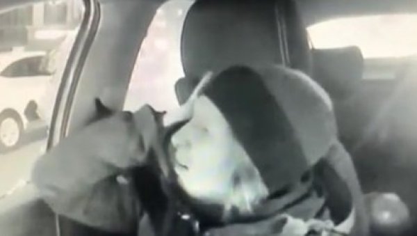 (УЗНЕМИРУЈУЋИ ВИДЕО) НАСИЛНИК ПРЕТУКАО ГЛУВОНЕМУ ДЕВОЈКУ: Хулиган разбио стакло на таксију, па је ударио песницом (УЗНЕМИРУЈУЋИ ВИДЕО) НАСИЛНИК ПРЕТУКАО ГЛУВОНЕМУ ДЕВОЈКУ: Хулиган разбио стакло на таксију, па је ударио песницом