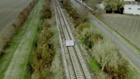 RENESANSA ŽELEZNIČKOG SAOBRAĆAJA? Prvi put testiran voz koji lebdi na običnim šinama (VIDEO) RENESANSA ŽELEZNIČKOG SAOBRAĆAJA? Prvi put testiran voz koji lebdi na običnim šinama (VIDEO)