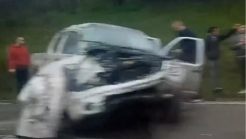 PRVI SNIMCI TEŠKE NESREĆE KOD BUBANJ POTOKA: Auto se isprevrtao – skroz zgužvan, stvaraju se gužve (VIDEO) PRVI SNIMCI TEŠKE NESREĆE KOD BUBANJ POTOKA: Auto se isprevrtao – skroz zgužvan, stvaraju se gužve (VIDEO)