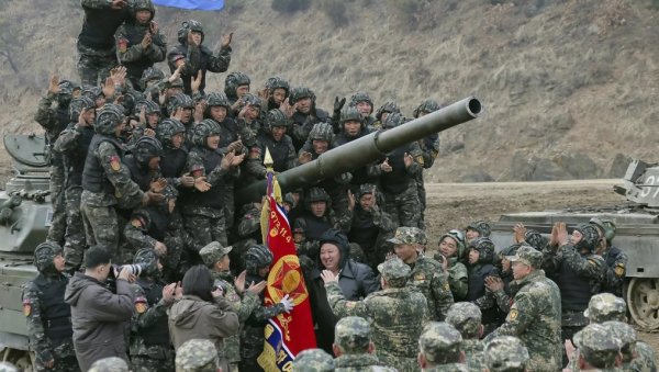КОРЕЈСКО ПОЛУОСТРВО НА ИВИЦИ РАТА: Више од милион добровољаца пријавило се за служење војске у Северној Кореји КОРЕЈСКО ПОЛУОСТРВО НА ИВИЦИ РАТА: Више од милион добровољаца пријавило се за служење војске у Северној Кореји